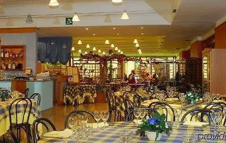 帆船中心酒店 4* 马尔切西内